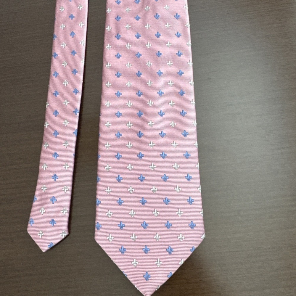 Brooks Brothers Pink Tie Blue and White Fleur-de-Lis 100% Silk Men's 57" NWT